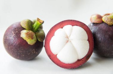 beyaz zemin üzerine taze mangosteen.