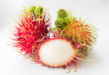 Beyaz arkaplanda taze rambutan.