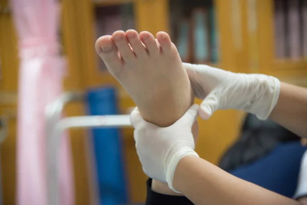 Close up hand Physicist physical therapy. — Stock Photo, Image
