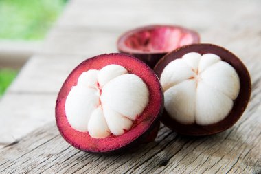  Ahşap doku Tay meyve üzerinde mangosten meyve.