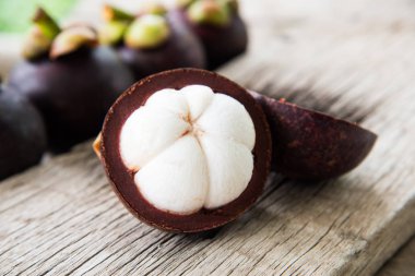  Ahşap doku Tay meyve üzerinde mangosten meyve.