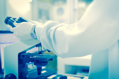 Mavi ses tonuyla çalışma bulanık bilim adamı.