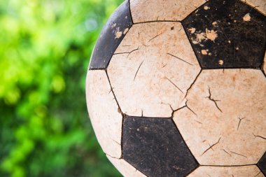 Yeşil doğa arka plan üzerinde eski futbol kadar kapatın.