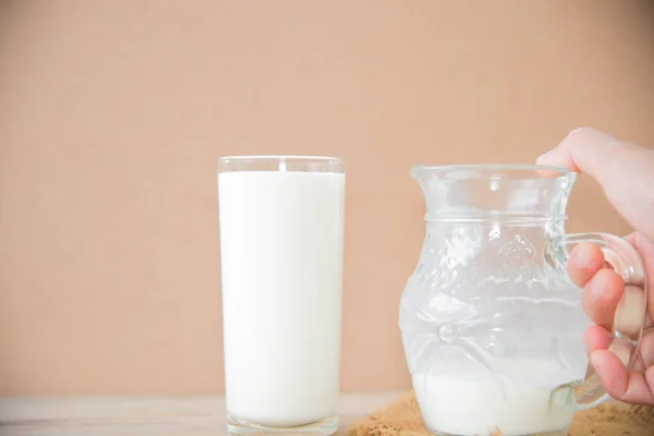 Melkeglass på trebord. Frisk spising – stockfoto