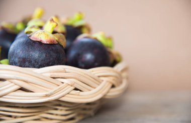 Bambu bastket üzerinde Mangosten meyve