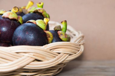 Bambu bastket üzerinde Mangosten meyve