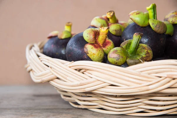 Mangosteen gyümölcs a bambusz szemét — Stock Fotó