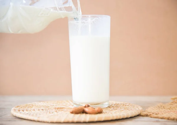 Láhev mléka na bílém pozadí. — Stock fotografie