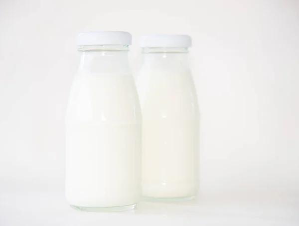 Flasche Milch auf weißem Hintergrund. — Stockfoto