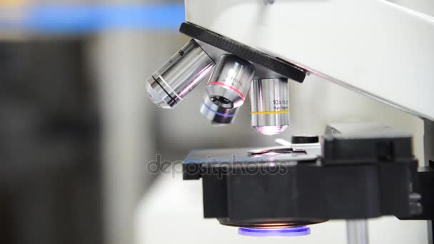 Close-up van het onderzoek van testsample onder de Microscoop in laboratorium. — Stockvideo