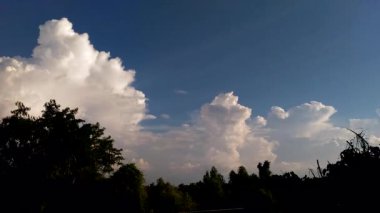 Gökyüzü üzerinde fırtına bulutu 