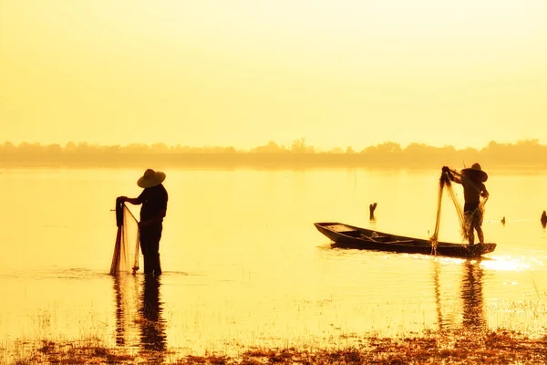 Sziluettjét arany naplemente háttér halászati ember. — Stock Fotó