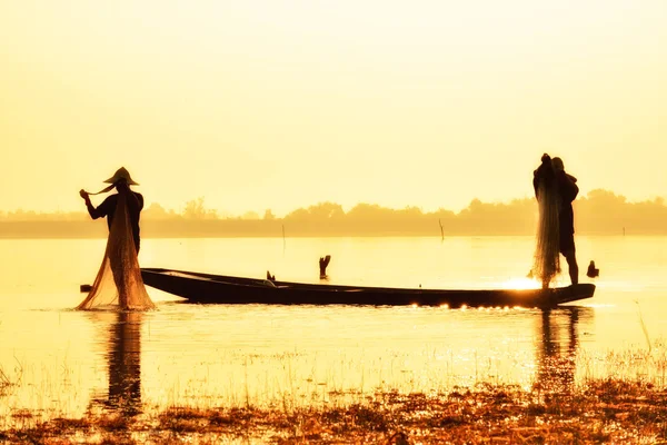 Erkekte altın günbatımı zemin üzerine siluet Balık tutma.