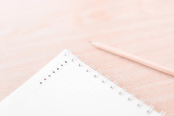 Cuaderno con lápiz en la mesa . —  Fotos de Stock