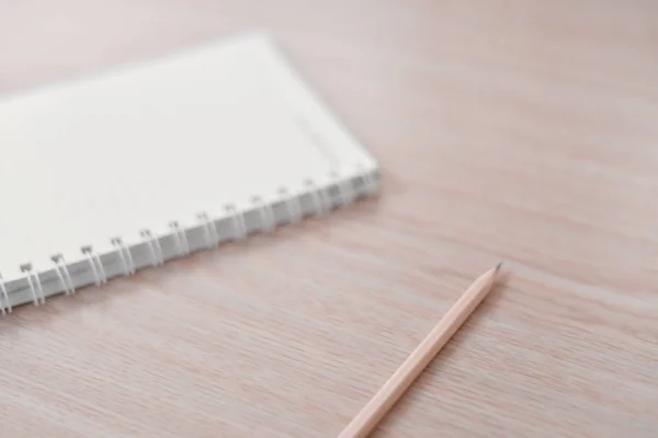 Σημειωματάριο με μολύβι στο τραπέζι. — Φωτογραφία Αρχείου