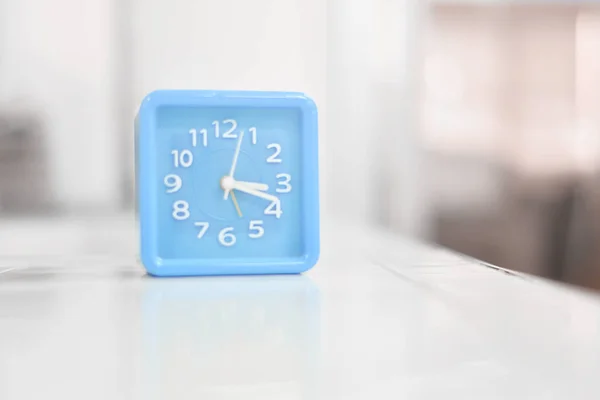 Relógio azul em tom branco — Fotografia de Stock