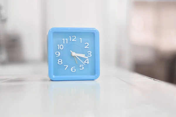 Horloge bleue sur ton blanc — Photo