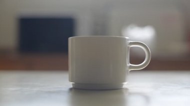 Sigarayı bıraktıktan kahve Kupası kapatın.