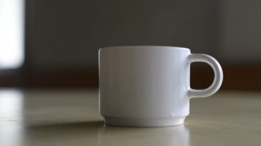 Sigarayı bıraktıktan kahve Kupası kapatın.