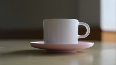 Sigarayı bıraktıktan kahve Kupası kapatın.