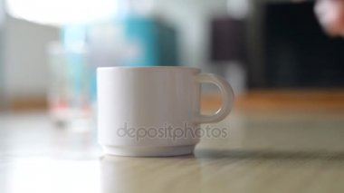 Sigarayı bıraktıktan kahve Kupası kapatın.