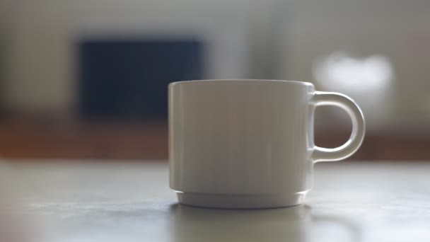 Close up smoking on coffee cup. — Stock Video