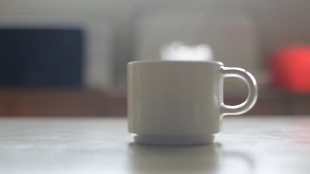 Cerca de fumar en la taza de café . — Vídeos de Stock