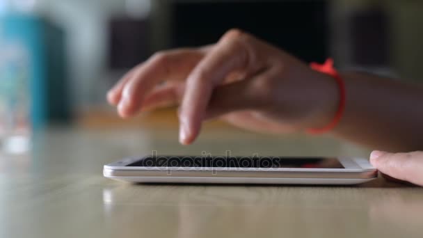 El dokunmatik akıllı telefon dokunmatik ekran üzerinde. — Stok video