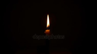 Siyah arka plan romantik duygu kavramı üzerinde Candale.