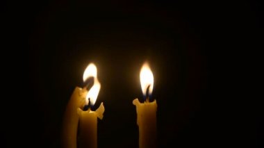 Siyah arka plan romantik duygu kavramı üzerinde Candale.