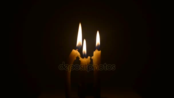 Candale sur fond noir concept de sentiment romantique .