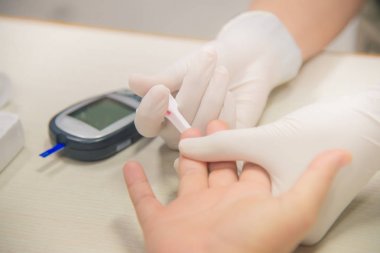 Closup üzerinde çalışan el bilim adamı