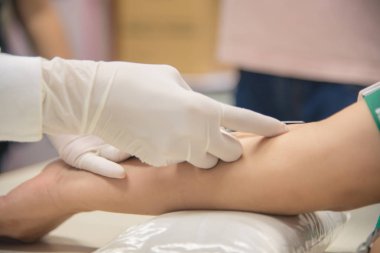 Closup üzerinde çalışan el bilim adamı