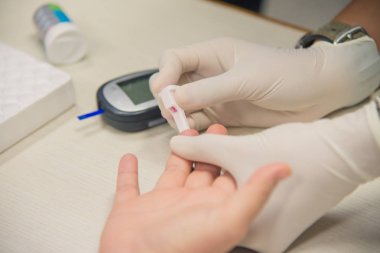 Closup üzerinde çalışan el bilim adamı