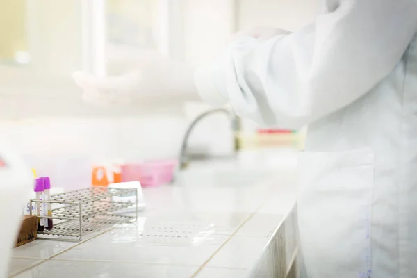 Científico que trabaja en laboratorio blanco . — Foto de Stock