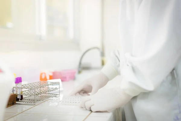 Científico que trabaja en laboratorio blanco . — Foto de Stock