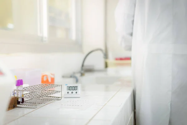 Científico que trabaja en laboratorio blanco . —  Fotos de Stock