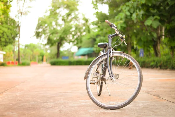 Sfocatura bicicletta nel parco . — Foto Stock