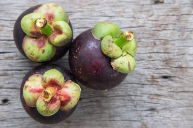 Ahşap doku üzerinde taze mangosten meyve