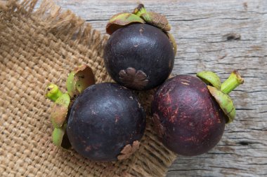 Ahşap doku üzerinde taze mangosten meyve