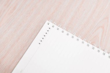 Defter kalem üzerinde beyaz sesi ile.