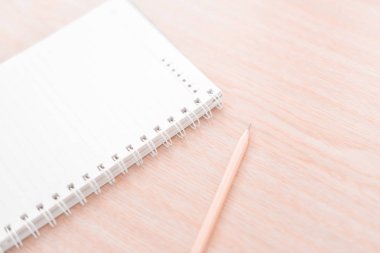 Defter kalem üzerinde beyaz sesi ile.