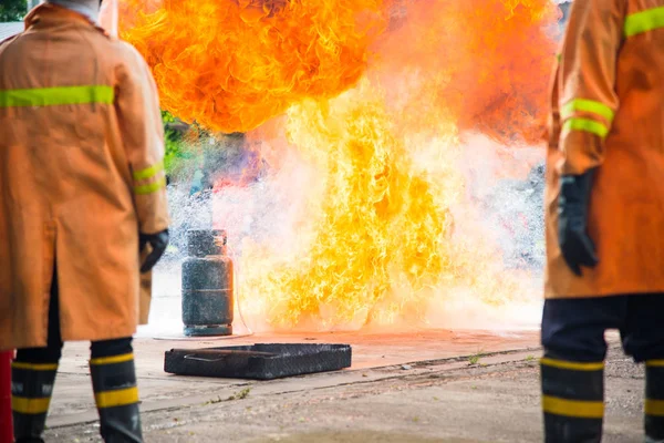 Bombeiro no parque com fogo em trianing . — Fotografia de Stock