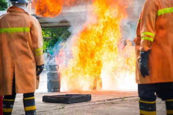 Bombero en el parque con fuego en el trianing . —  Fotos de Stock