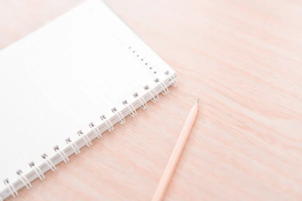 Σημειωματάριο με μολύβι στο λευκό τόνο. — Φωτογραφία Αρχείου