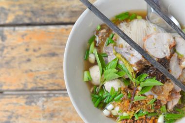 Tay erişte ve ıslak zeminde.