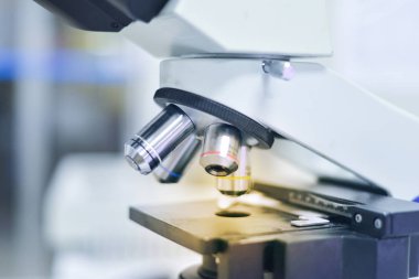 mikroskop laboratuvar donanımları Tıbbi bilim arka plan.
