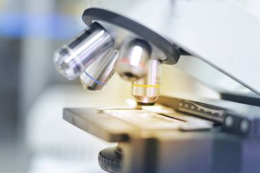 mikroskop laboratuvar donanımları Tıbbi bilim arka plan.