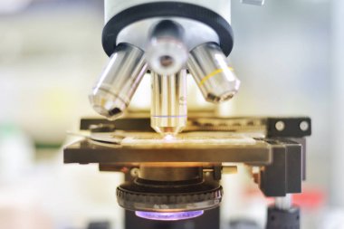 mikroskop laboratuvar donanımları Tıbbi bilim arka plan.