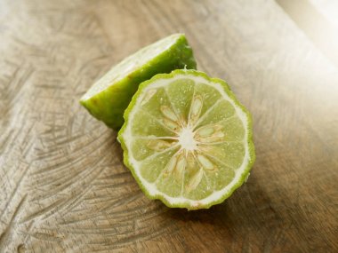 ahşap doku üzerinde taze bercamot